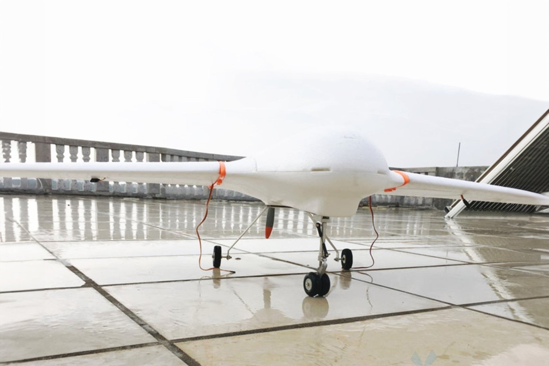 Aluminum alloy landing gear for Skywalker x8 EPO airplane on wet surface.